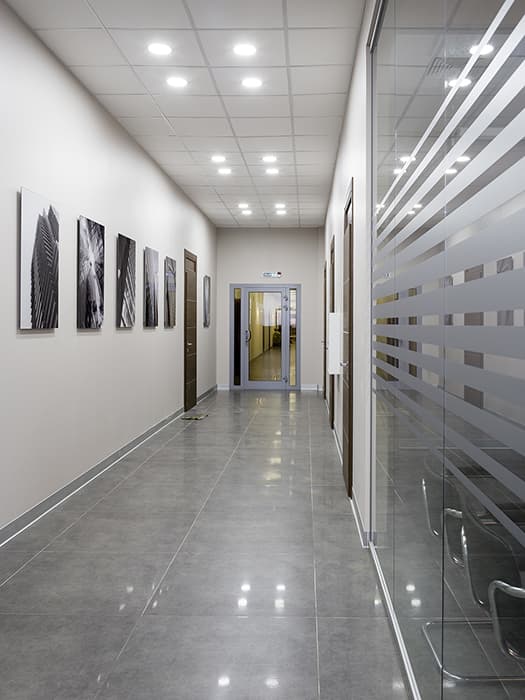 Интерьер коридора офисного центра