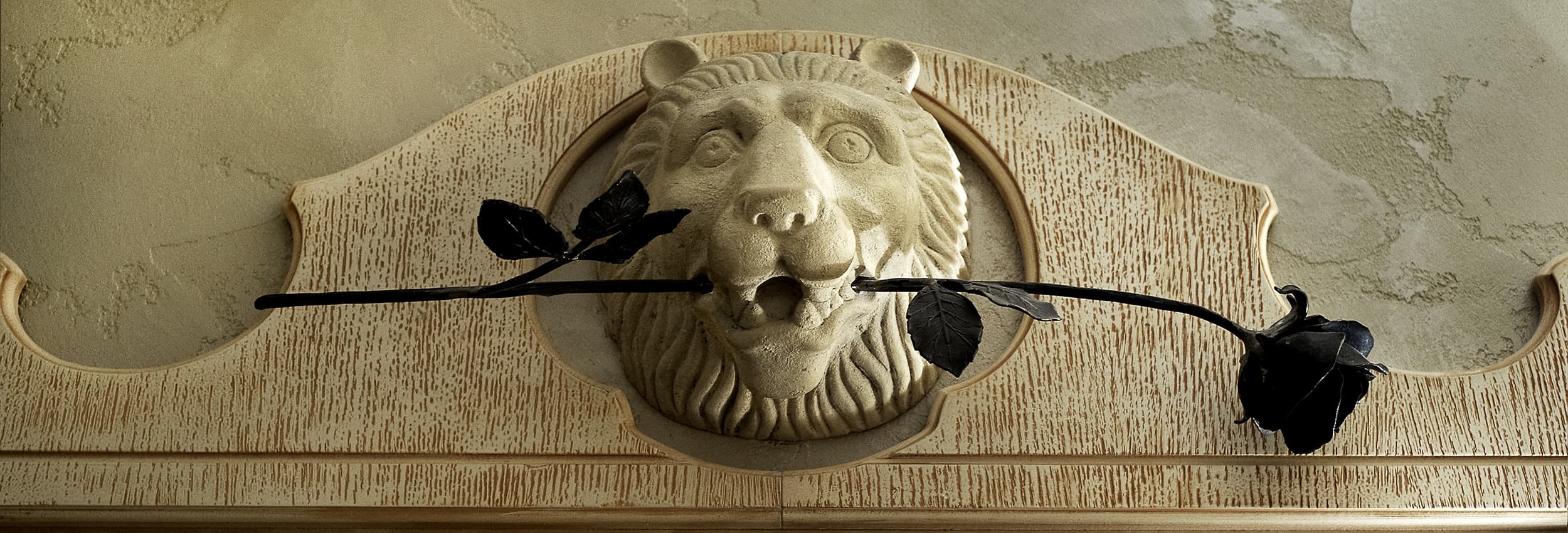 Лев с розой