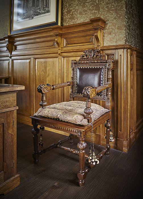 Антикварная мебель в кабинете