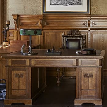 Деревянный стол в кабинете
