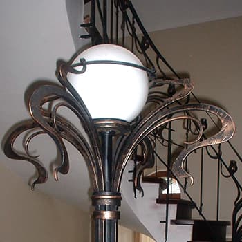 Кованый светильник на лестнице