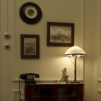 Настольная лампа и карболитовый телефон начала XX века