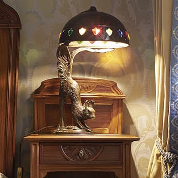 Бронзовая настольная лампа со вставками цветного стекла