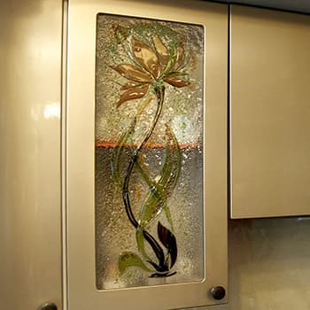 Вставка из многослойного стекла на фасаде кухни