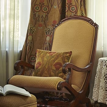 Антикварное кресло с декоративной подушкой