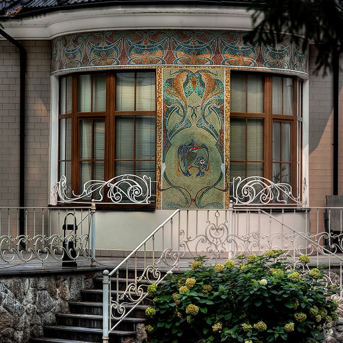 Детали фасада с мозаикой