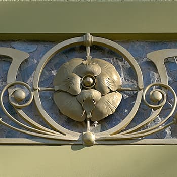 Фрагмент кованого декора фасада
